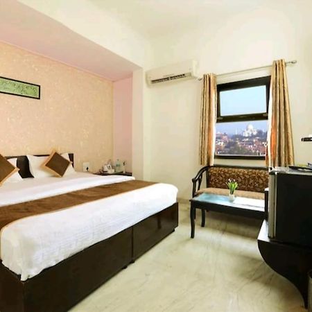 Hotel The First By Goyal Hotelie Агра Экстерьер фото