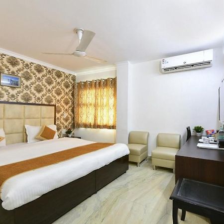 Hotel The First By Goyal Hotelie Агра Экстерьер фото