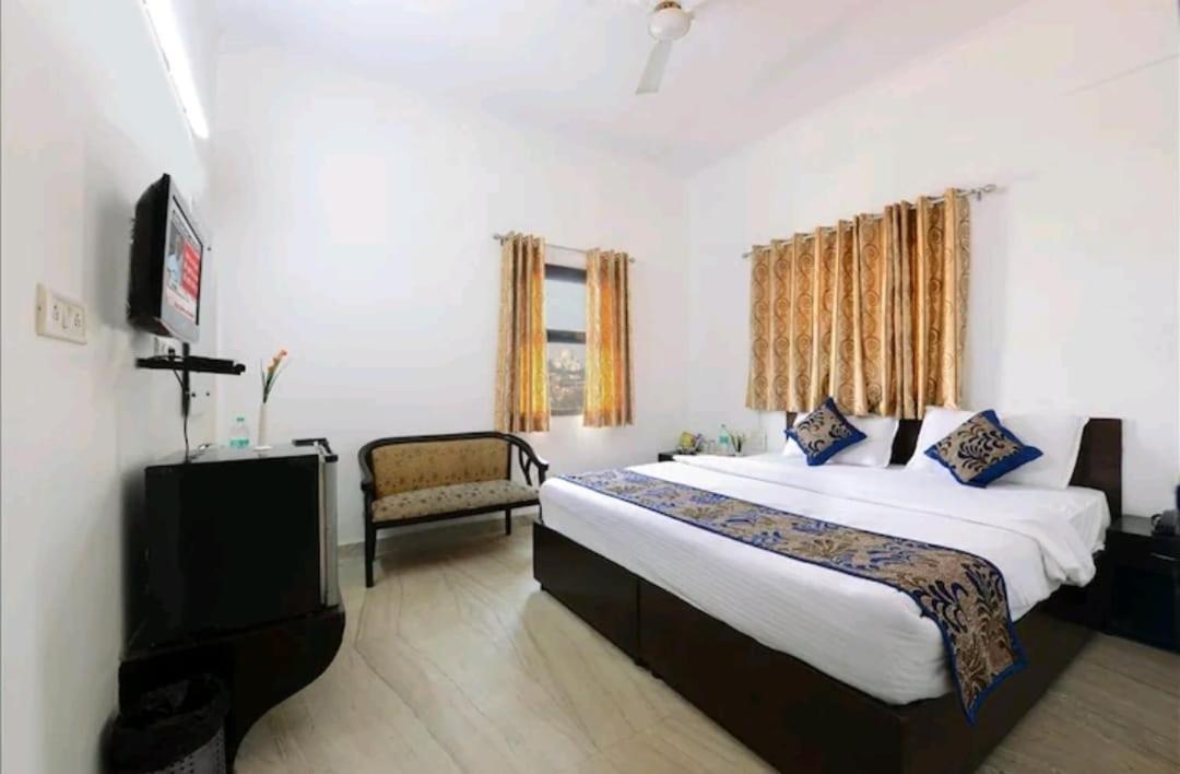 Hotel The First By Goyal Hotelie Агра Экстерьер фото